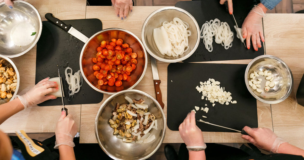 Atelier culinaire organisé lors d'un team building